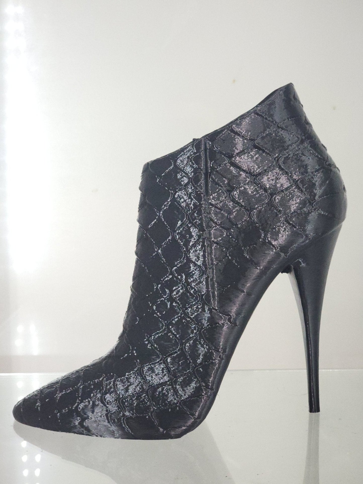 Glam High Heel Brush Holder ā Stylish Makeup Organizer